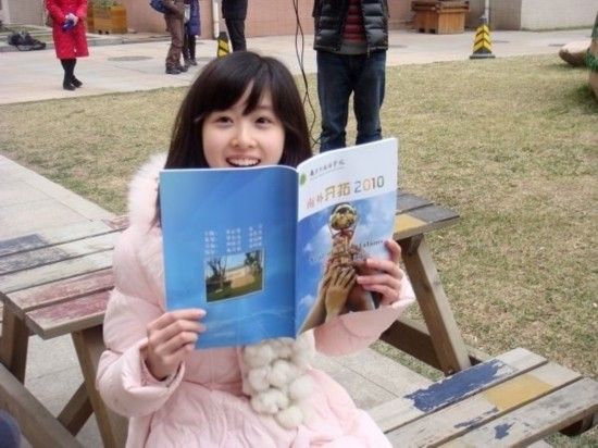 “奶茶妹妹”实习当记者引围观 海量生活照曝光