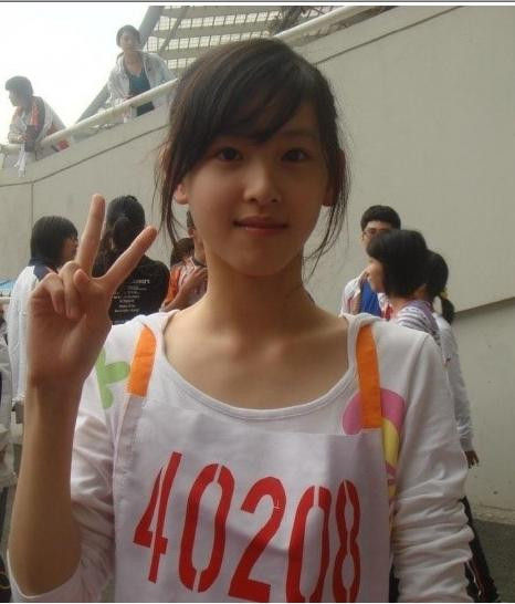 “奶茶妹妹”实习当记者引围观 海量生活照曝光