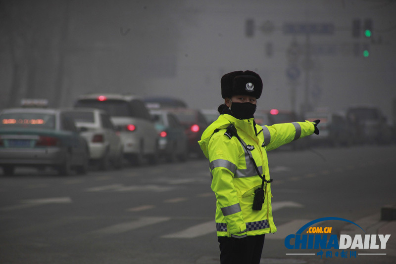 济南交警佩戴口罩执勤 全国尚属首例