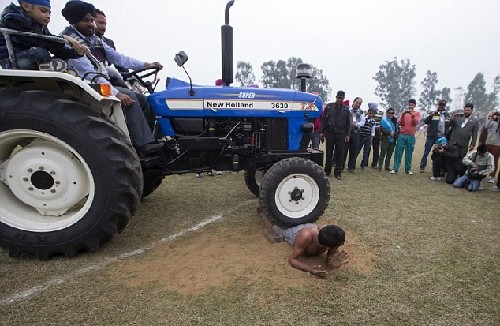 印度乡村运动会牛人大秀“绝技”