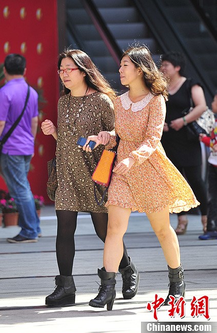 海南气温升至30℃ 民众着夏装出行