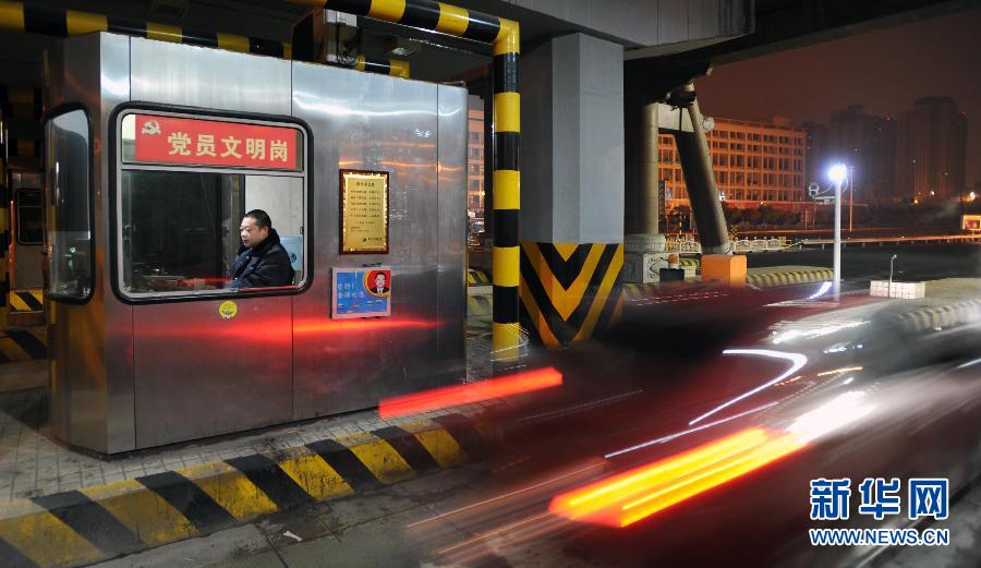 今日凌晨全国收费公路春节小型客车免费通行正式实施