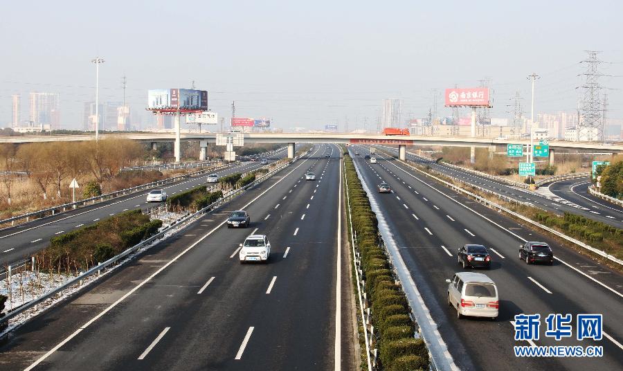 小客车免费通行首日全国公路网畅通
