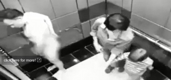 被锁酒店房门外 裸男托盘遮羞