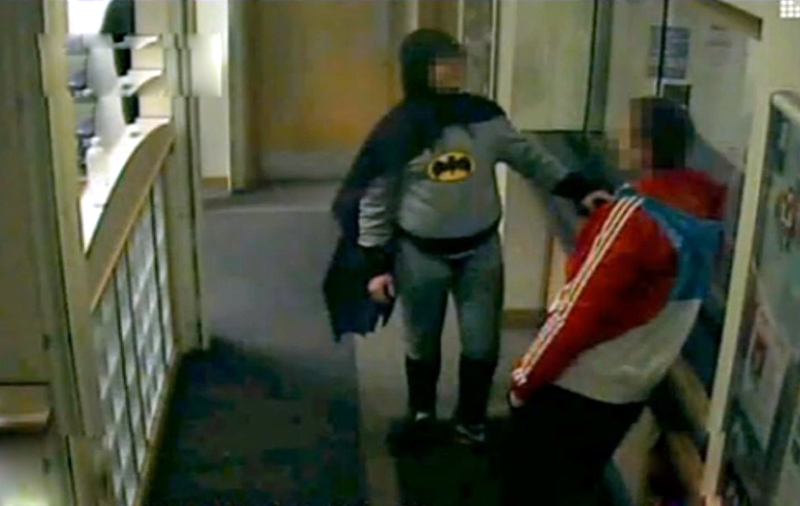 男子扮“蝙蝠侠”行侠仗义 将通缉犯送警局