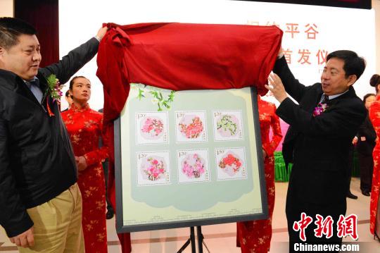 十二枚“带香味”特种桃花邮票在京首发