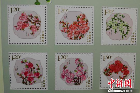 十二枚“带香味”特种桃花邮票在京首发
