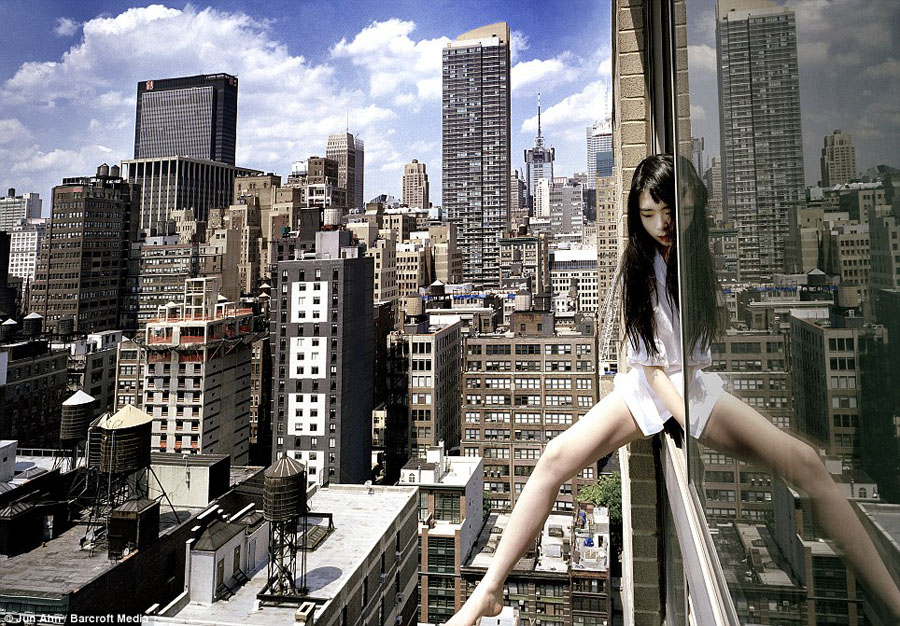 美女高楼“玩命”自拍 要美不要命