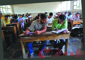 狼狗监考挡不住印度高中考试千人作弊