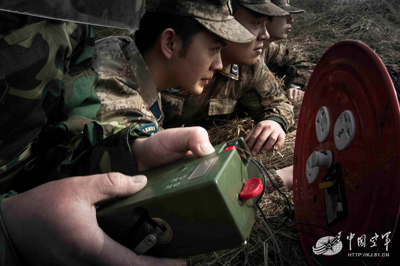 高清：我军机场排弹兵曝光 各种排弹装备悉数亮相