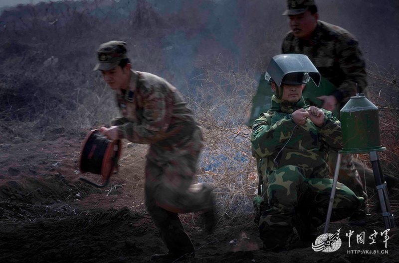 高清：我军机场排弹兵曝光 各种排弹装备悉数亮相
