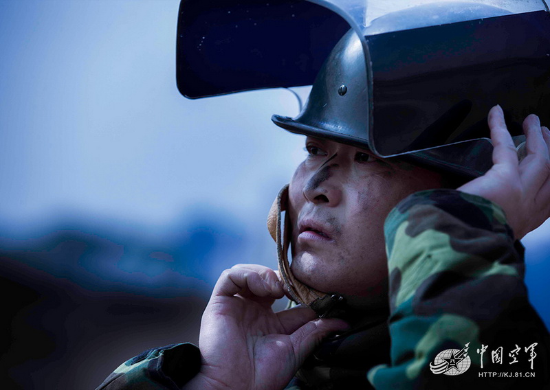 高清：我军机场排弹兵曝光 各种排弹装备悉数亮相