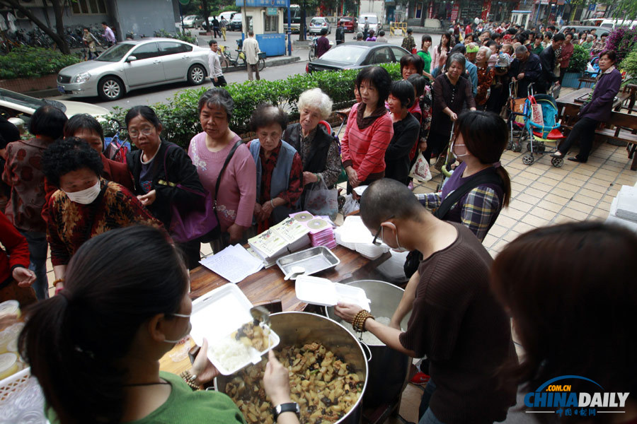 广州一素食馆初一十五免费派500盒饭