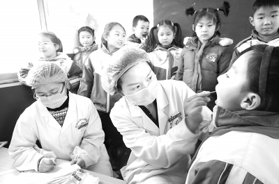 儿科医师缺口20万，谁来给孩子看病？