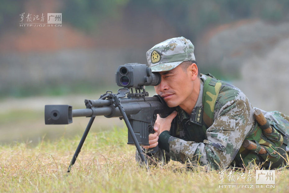 解放军兵王配上新型大狙帅气十足