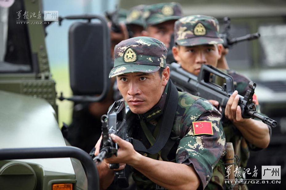 解放军兵王配上新型大狙帅气十足