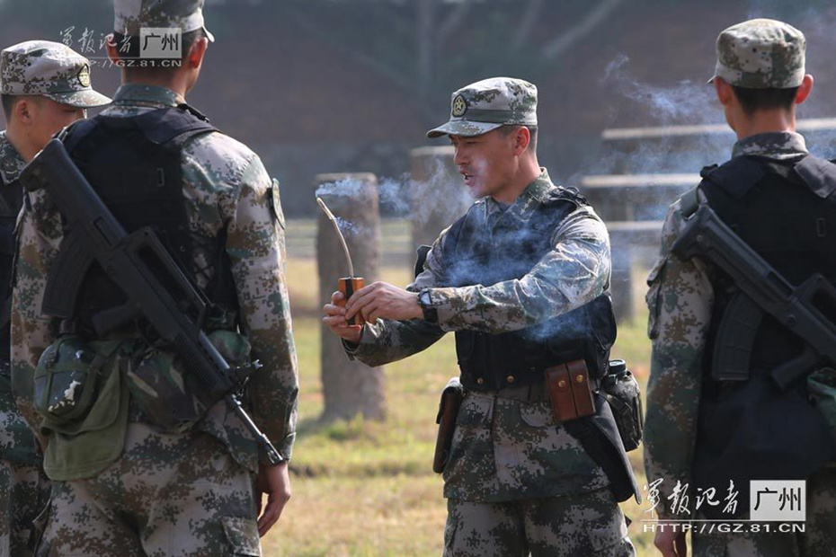 解放军兵王配上新型大狙帅气十足