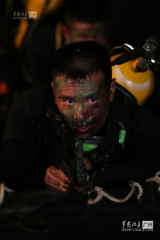 解放军兵王配上新型大狙帅气十足