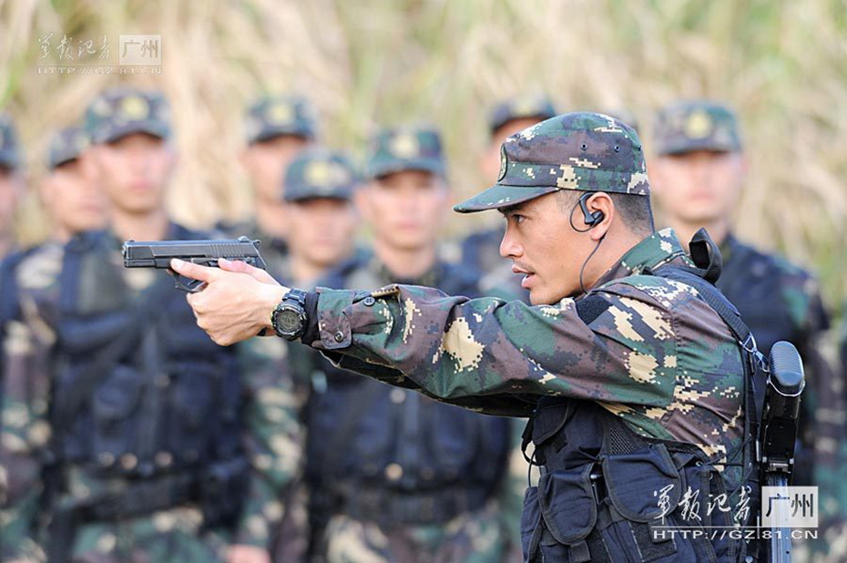 解放军兵王配上新型大狙帅气十足