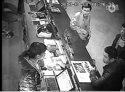 三男子深夜提无理要求遭拒 暴打酒店女前台