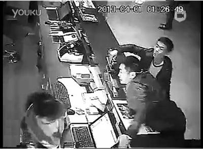 三男子深夜提无理要求遭拒 暴打酒店女前台