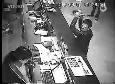 三男子深夜提无理要求遭拒 暴打酒店女前台