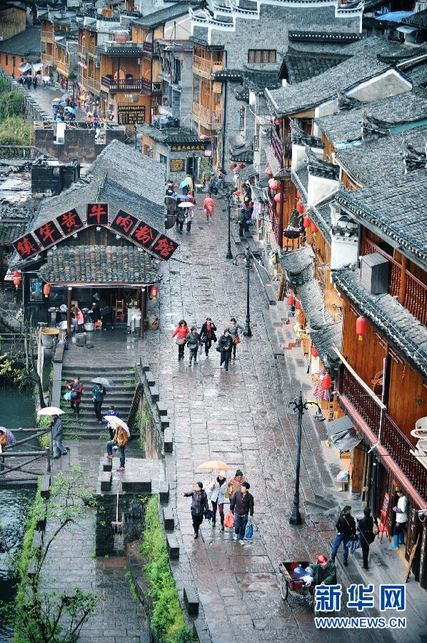 凤凰古城将启“收费模式” 游客抢抓“免费尾巴”