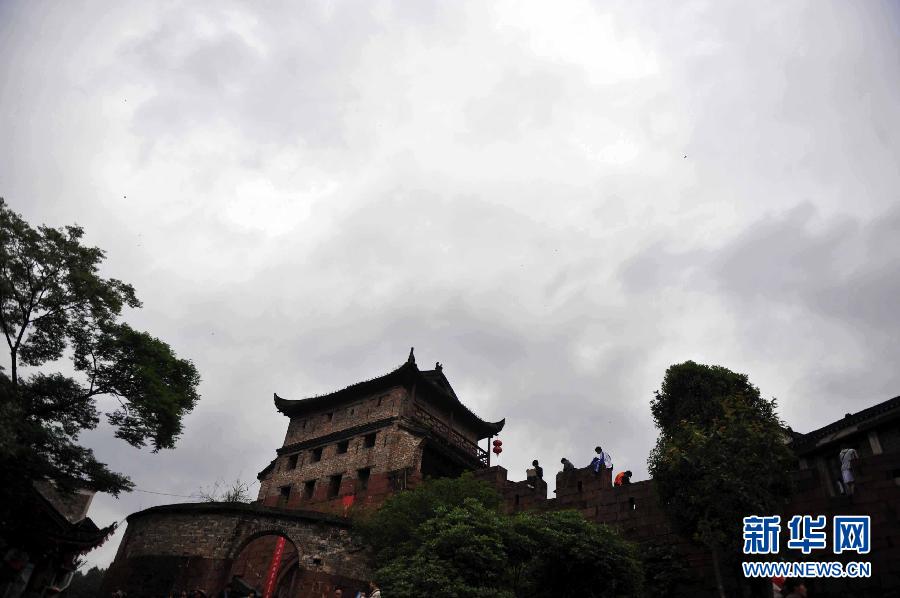凤凰古城将启“收费模式” 游客抢抓“免费尾巴”