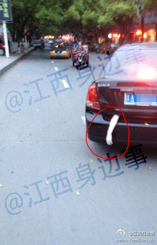 轿车后备箱竟露出人手 警方澄清是拍摄道具(图)