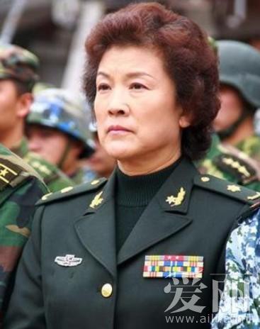 曝刘晓庆等女星无亲生子女真相