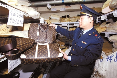 地铁通道内现假货库房 LV爱马仕应有尽有（图）