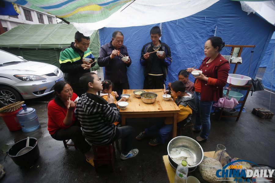 芦山地震灾后现场见闻：家宴