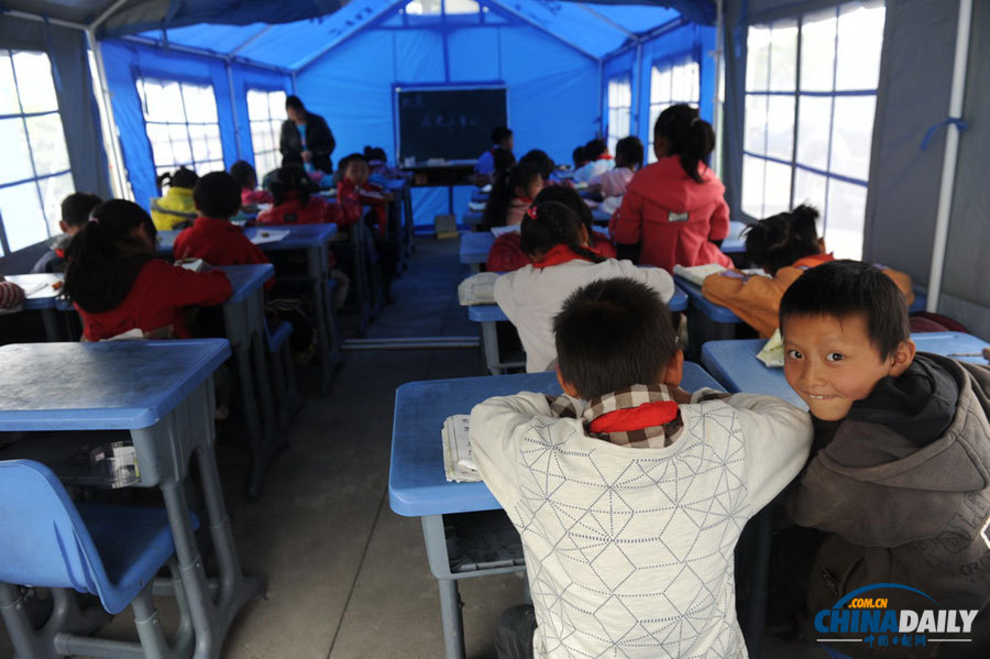 芦山地震：天全县首个帐篷学校开课
