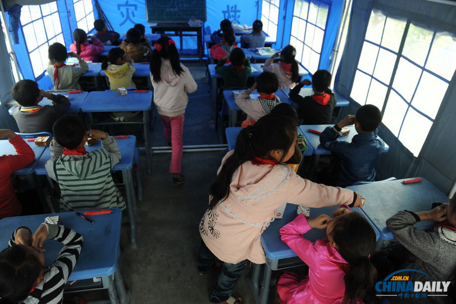 芦山地震：天全县首个帐篷学校开课