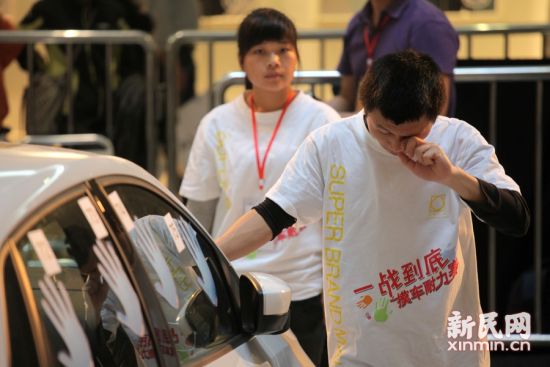 摸车大赛：女子疯狂比拼51小时胜出领走爱车 图