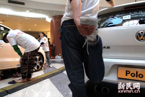 摸车大赛：女子疯狂比拼51小时胜出领走爱车 图