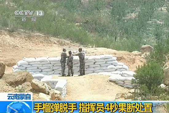 解放军女兵投掷手榴弹脱手 指导员4秒成功处置