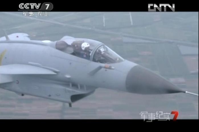 歼-10座舱盖高空爆炸 飞行员放弃跳伞返航