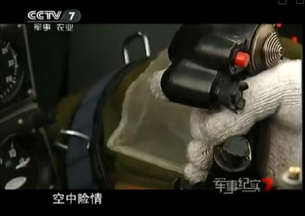歼-10座舱盖高空爆炸 飞行员放弃跳伞返航