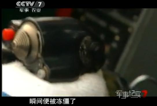 歼-10座舱盖高空爆炸 飞行员放弃跳伞返航