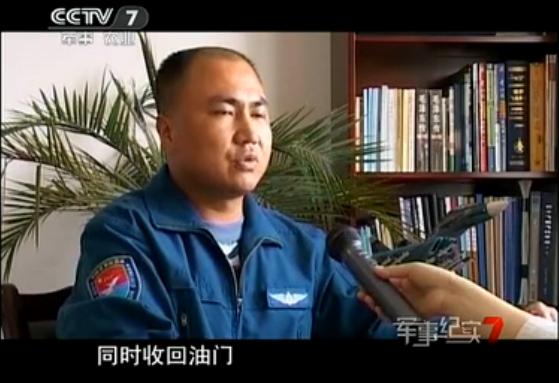歼-10座舱盖高空爆炸 飞行员放弃跳伞返航