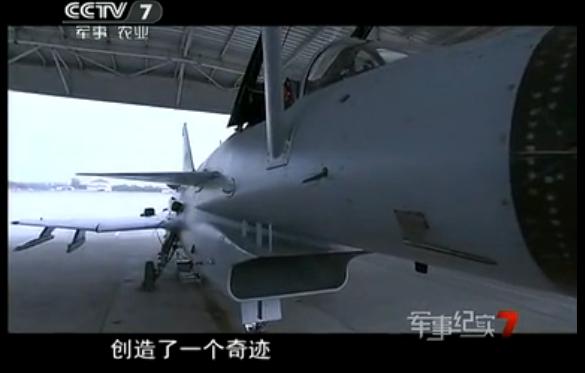 歼-10座舱盖高空爆炸 飞行员放弃跳伞返航