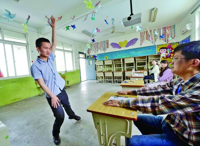 南京:今年男幼师面试 考生“少而精”