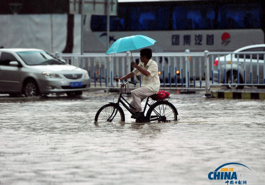 三亚再遭暴雨袭击 街头水流又成“河”