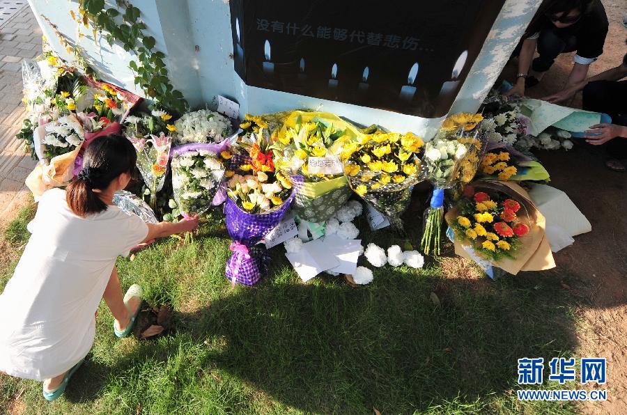 厦门BRT公交车恢复运营 市民鲜花寄哀思