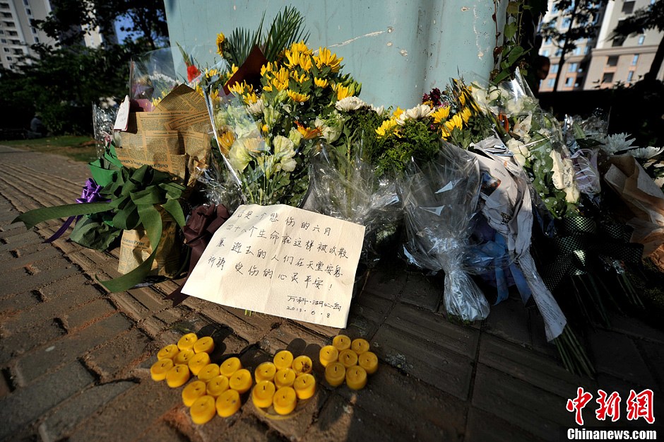 厦门BRT公交车恢复运营 市民鲜花寄哀思