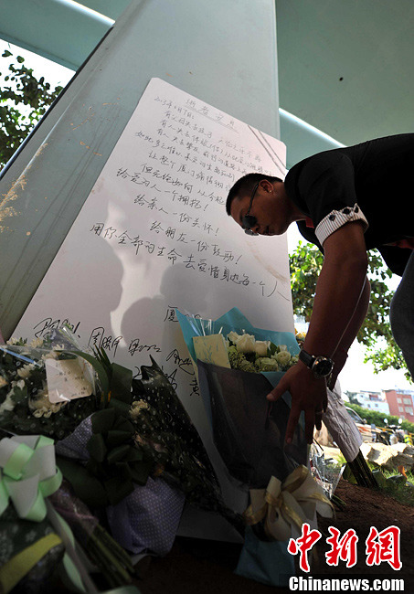 厦门BRT公交车恢复运营 市民鲜花寄哀思