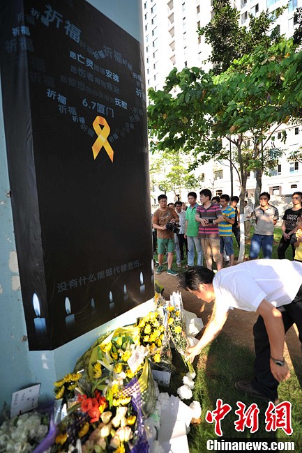 厦门BRT公交车恢复运营 市民鲜花寄哀思