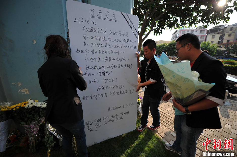 厦门BRT公交车恢复运营 市民鲜花寄哀思