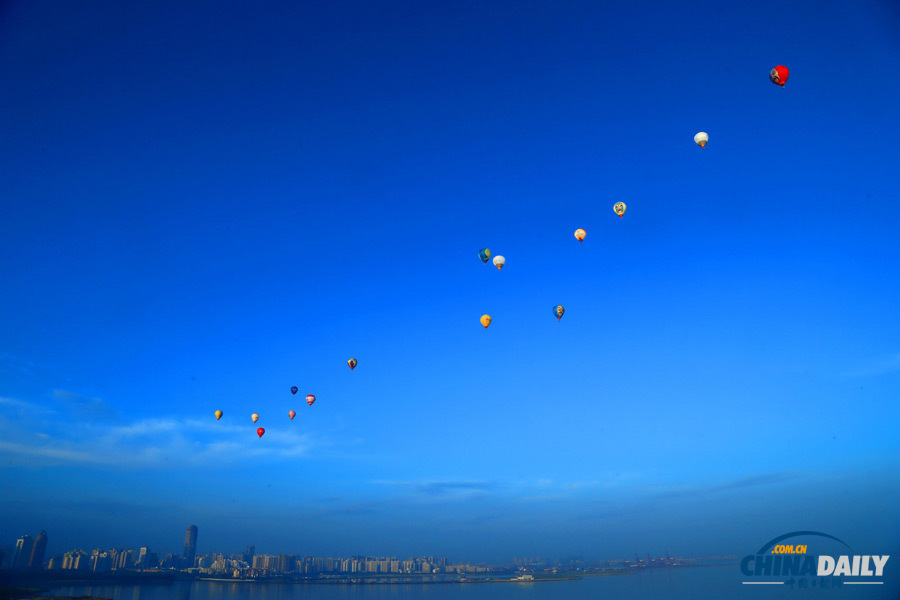 海南海口：15只热气球成功飞越琼州海峡